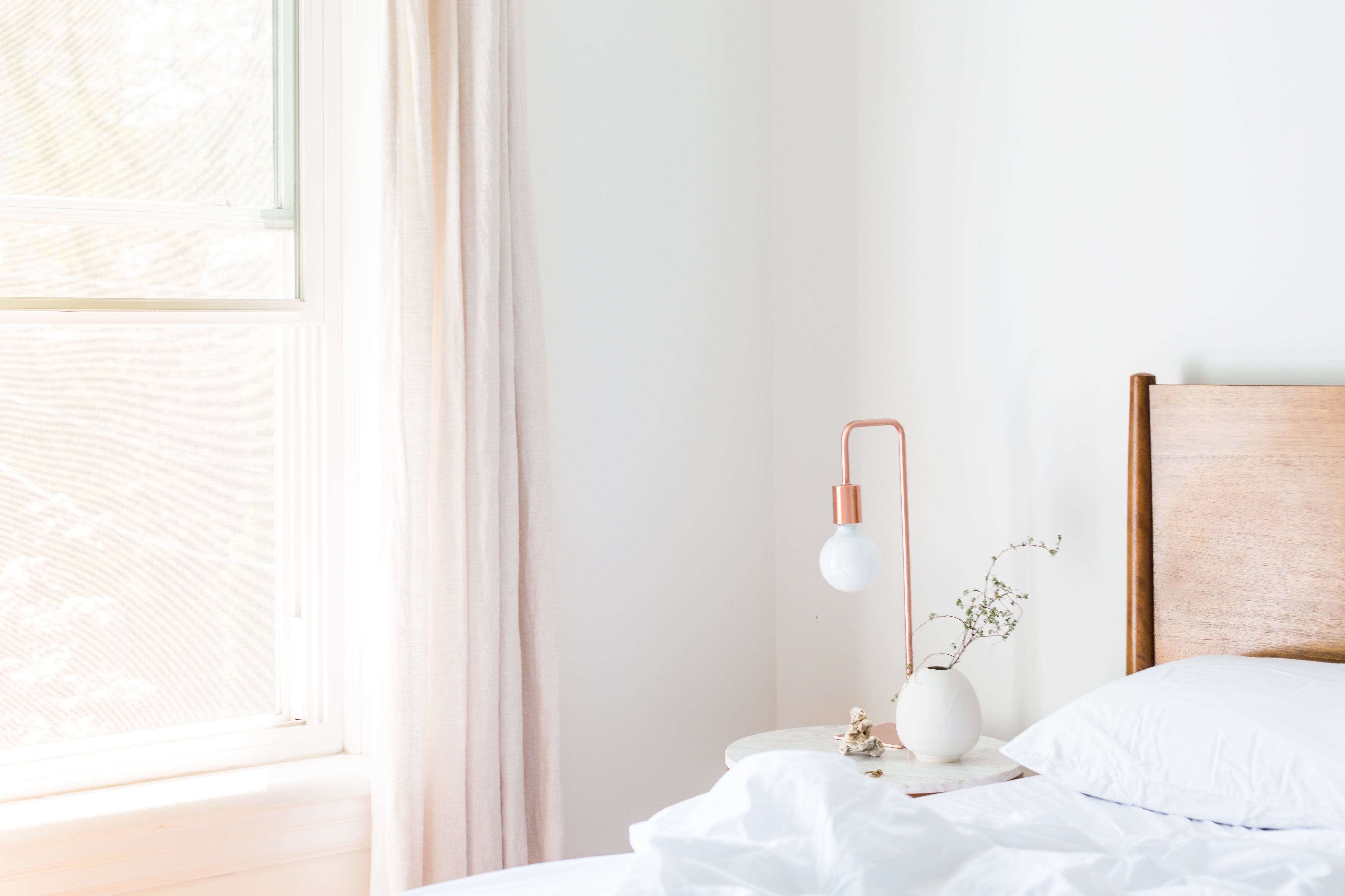 Minimalistisk interiør med kobber-detaljer